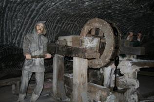 Туристов превратят в шахтеров в соляной шахте "Величка"