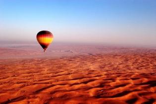 В ОАЭ туристам предлагают полетать на воздушном шаре над пустыней