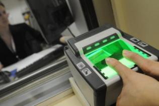 Украинцам начинают выдавать биометрические паспорта