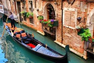 Венеция обучает туристов хорошим манерам, в ход идут и кнут, и пряник