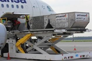 В аэропорту "Донецк" багаж пассажиров теперь грузят в контейнеры