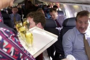 Алкоголь – не взрывчатка! Скоро в самолетах разрешат пронос жидкостей
