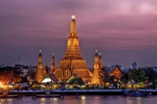 Знаменитый храм Будды (Ват Арун) в Бангкоке закрыли
