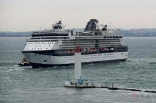 Из-за непогоды 300-метровый лайнер не смог зайти в крымские порты