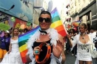 ОАЭ вводят для туристов тест на гомосексуализм