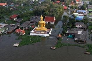 Из-за сильных дождей на курортах Таиланда затоплены целые улицы