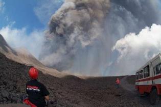 В Италии со столбом пепла и извержением лавы проснулся вулкан Этна 