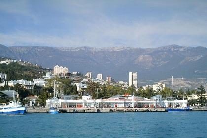 В Ялте туристы купаются в аномально теплом море и наслаждаются низкими ценами 