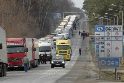 Праздники спровоцировали многокилометровые пробки на границе