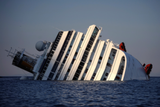 Начался подъем затонувшего лайнера Costa Concordia