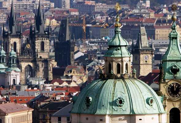 Находиться в Праге туристам станет выгоднее