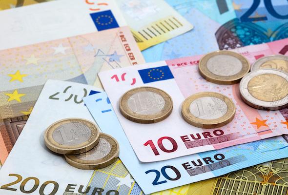 Поднял ли спрос упавший евро?